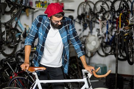 Bike mechanic checking at bicycle Stockbilder - Premium RF Lizenzfrei, Bildnummer: 6109-08537286
