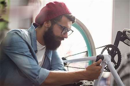 Bike mechanic checking at bicycle Photographie de stock - Premium Libres de Droits, Code: 6109-08537293