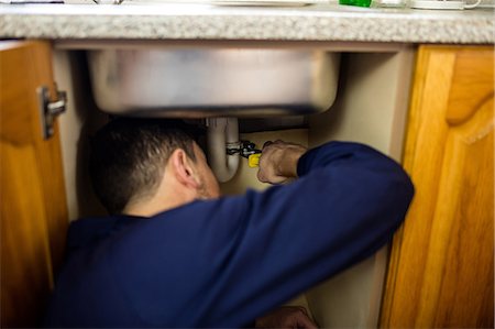 Plumber repairing a sink Photographie de stock - Premium Libres de Droits, Code: 6109-08537495