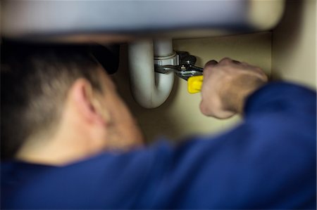 picture of a plumber - Plumber repairing a sink Photographie de stock - Premium Libres de Droits, Code: 6109-08537496