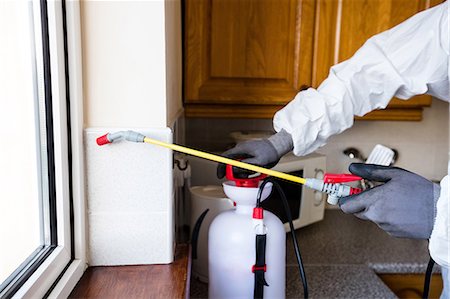 prevención - Pest control man spraying pesticide Foto de stock - Sin royalties Premium, Código: 6109-08537560