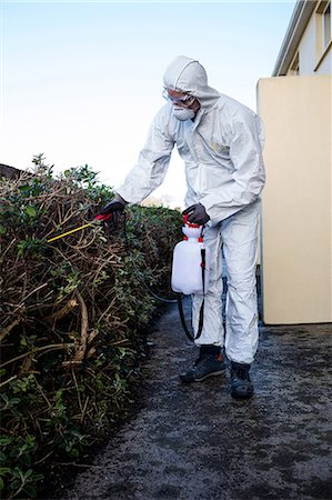 simsearch:6109-08537565,k - Pest control man spraying pesticide Stock Photo - Premium Royalty-Free, Code: 6109-08537561