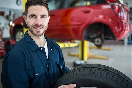 Mechanic holding tyre Photographie de stock - Premium Libres de Droits, Code: 6109-08537605