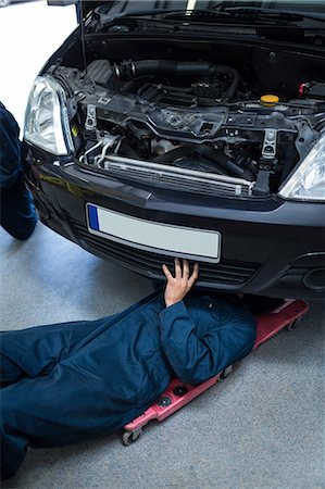 simsearch:6109-08537635,k - Mechanic repairing a car Stock Photo - Premium Royalty-Free, Code: 6109-08537630