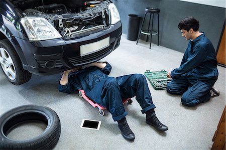 simsearch:6109-08537610,k - Mechanics repairing a car Photographie de stock - Premium Libres de Droits, Code: 6109-08537637