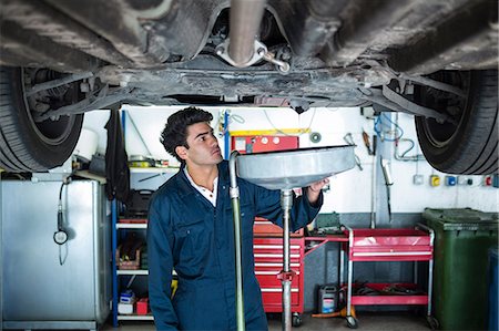 simsearch:6109-08537545,k - Mechanic servicing a car Foto de stock - Sin royalties Premium, Código: 6109-08537742