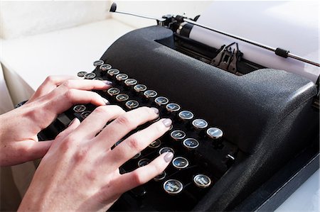 Womans hand typing on typewriter Foto de stock - Sin royalties Premium, Código: 6109-08537779