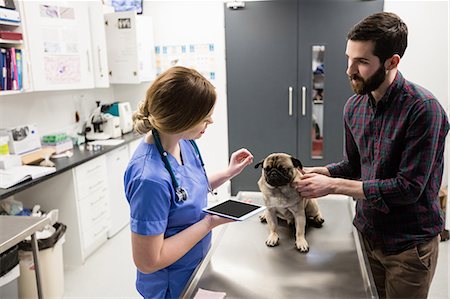 pet owners - Vet examining dog with its owner Foto de stock - Sin royalties Premium, Código: 6109-08537857