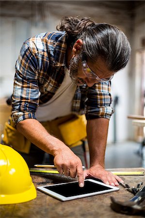 Carpenter using digital tablet in workshop Photographie de stock - Premium Libres de Droits, Code: 6109-08538005