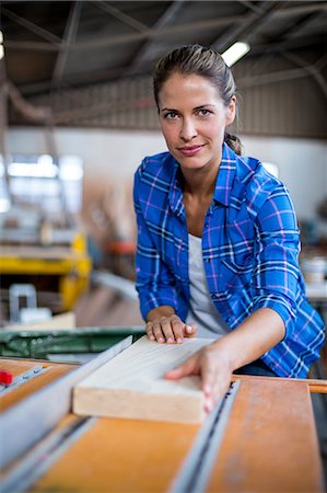 simsearch:6109-08538063,k - Portrait of female carpenter with wooden plank Foto de stock - Sin royalties Premium, Código: 6109-08538115