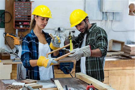 simsearch:6109-08538063,k - Male and female carpenters measuring a wooden plank Foto de stock - Sin royalties Premium, Código: 6109-08538139