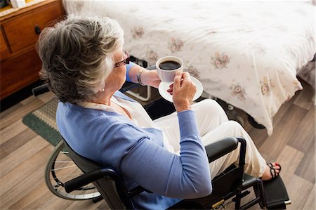 disability - Senior woman drinking coffee Foto de stock - Sin royalties Premium, Código: 6109-08538254