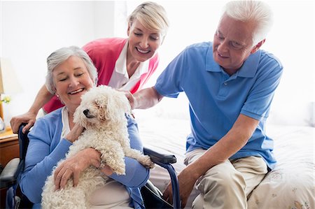 Senior couple and nurse taking care of a dog Foto de stock - Sin royalties Premium, Código: 6109-08538265