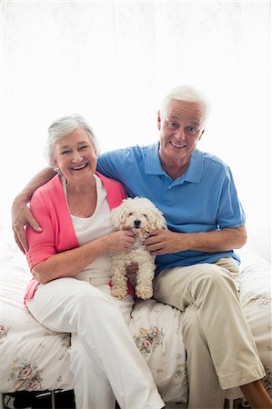 rentner (männlich und weiblich) - Senior couple holding a dog Stockbilder - Premium RF Lizenzfrei, Bildnummer: 6109-08538268