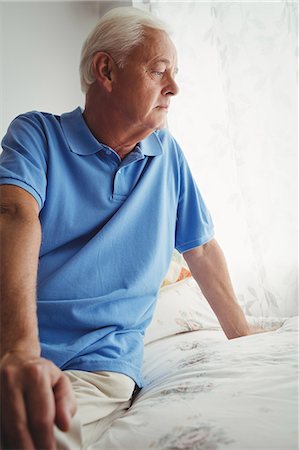 solitaria - Thoughtful senior man sitting on his bed Foto de stock - Sin royalties Premium, Código: 6109-08538272