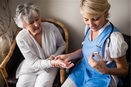 simsearch:6109-08538302,k - Nurse taking care of a senior woman Stock Photo - Premium Royalty-Free, Code: 6109-08538295