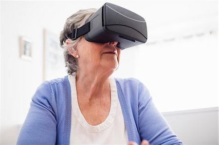 Senior woman using an oculus rift Foto de stock - Sin royalties Premium, Código: 6109-08538204