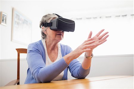 Senior woman using an oculus rift Photographie de stock - Premium Libres de Droits, Code: 6109-08538205