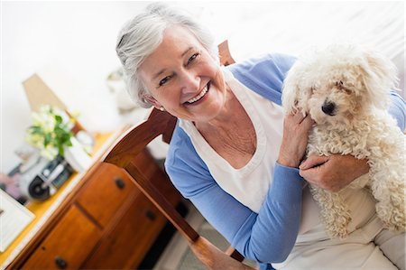 simsearch:6109-08538217,k - Senior woman holding a dog Photographie de stock - Premium Libres de Droits, Code: 6109-08538235