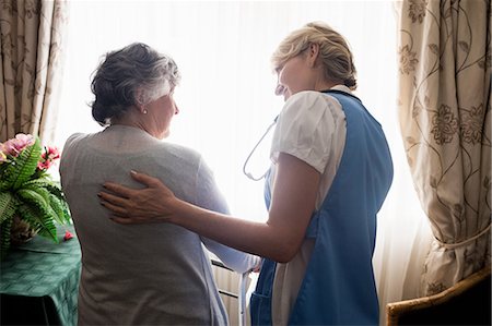 Nurse taking care of a senior woman Foto de stock - Sin royalties Premium, Código: 6109-08538349