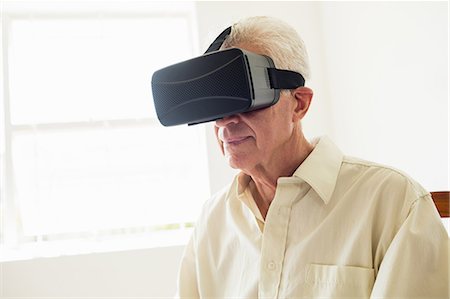 senior healthcare tech - Senior man using an oculus rift Photographie de stock - Premium Libres de Droits, Code: 6109-08538369