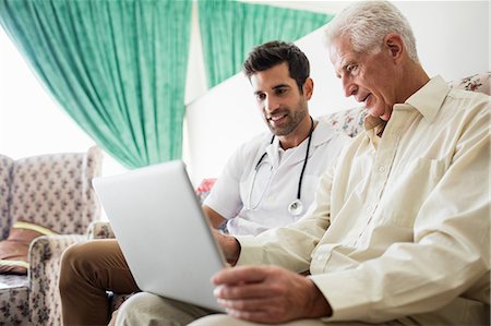 simsearch:6109-08538478,k - Nurse and senior man using laptop Stockbilder - Premium RF Lizenzfrei, Bildnummer: 6109-08538373
