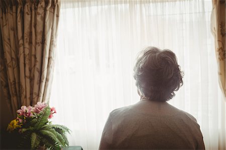 patient elderly - Senior woman looking out of the window Photographie de stock - Premium Libres de Droits, Code: 6109-08538376