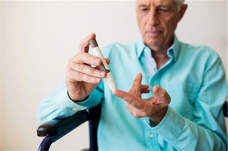 diabetes man - Senior man holding a blood glucose monitor Stock Photo - Premium Royalty-Free, Code: 6109-08538320