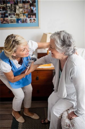 Nurse posing with a senior woman Photographie de stock - Premium Libres de Droits, Code: 6109-08538452