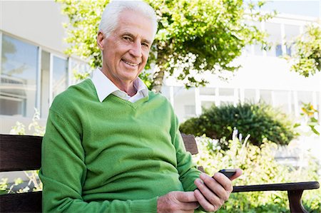 Senior man posing with his smartphone Stockbilder - Premium RF Lizenzfrei, Bildnummer: 6109-08538461