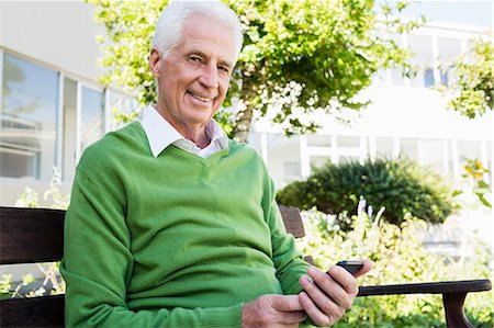 simsearch:6109-08538408,k - Senior man posing with his smartphone Stock Photo - Premium Royalty-Free, Code: 6109-08538461