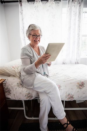 Senior woman looking at her tablet Photographie de stock - Premium Libres de Droits, Code: 6109-08538501