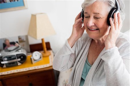 Senior woman listening music Foto de stock - Sin royalties Premium, Código: 6109-08538510