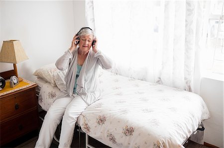 simsearch:6109-08538497,k - Senior woman listening music Stock Photo - Premium Royalty-Free, Code: 6109-08538511