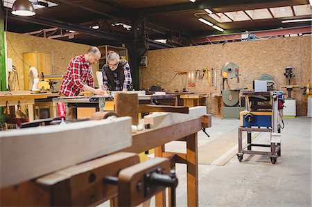 dust (dry particles) - Carpenters reading a work plan in carpentry Foto de stock - Sin royalties Premium, Código: 6109-08689552