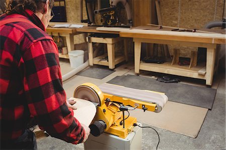 simsearch:6109-08689618,k - Carpenter sawing a plank of wood in carpentry Stockbilder - Premium RF Lizenzfrei, Bildnummer: 6109-08689568