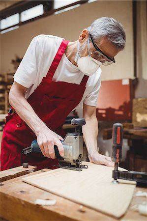 simsearch:6109-08689718,k - Carpenter cutting a plank of wood in carpentry Stockbilder - Premium RF Lizenzfrei, Bildnummer: 6109-08689593