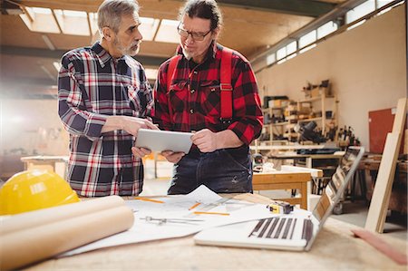 simsearch:6109-08689629,k - Carpenters using a tablet computer in carpentry Photographie de stock - Premium Libres de Droits, Code: 6109-08689598