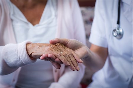 Doctor giving hand acupressure treatment to the patience in hospital Photographie de stock - Premium Libres de Droits, Code: 6109-08689534