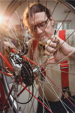 simsearch:614-08873482,k - Bike mechanic repairing a bike in a workshop Fotografie stock - Premium Royalty-Free, Codice: 6109-08689655