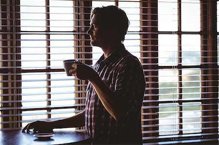 solitario - Man drinking alone a coffee in a cafe Foto de stock - Sin royalties Premium, Código: 6109-08689748