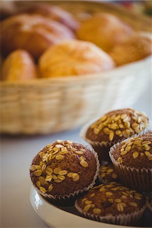 View of bread rolls and muffins in a restaurant Stockbilder - Premium RF Lizenzfrei, Bildnummer: 6109-08689751