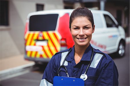 first medical assistance - Portrait of a smiling ambulance woman in the street Foto de stock - Sin royalties Premium, Código: 6109-08689768