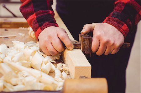 simsearch:6109-08689723,k - Mid section of carpenter working on wood plan in his workshop Photographie de stock - Premium Libres de Droits, Code: 6109-08689711