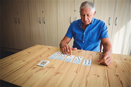 simsearch:695-03384117,k - Portrait of senior man pointing at a card on a wooden table Foto de stock - Sin royalties Premium, Código: 6109-08689818