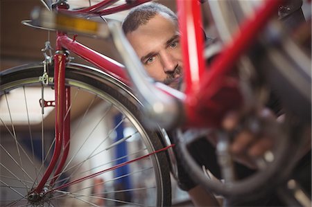 simsearch:6109-08782883,k - Mechanic repairing a bicycle in workshop Photographie de stock - Premium Libres de Droits, Code: 6109-08689839