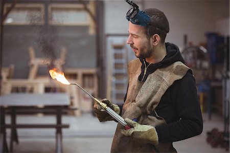 soudure à l'arc - Welder holding a welding torch in workshop Photographie de stock - Premium Libres de Droits, Code: 6109-08689936