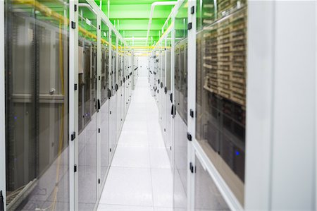 simsearch:614-08329562,k - Hallway with a row of servers in server room Photographie de stock - Premium Libres de Droits, Code: 6109-08690069