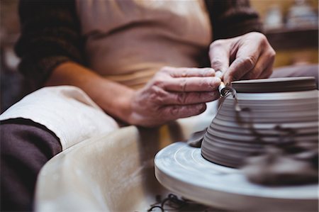 poterie - Midsection of craftsman working in workshop Photographie de stock - Premium Libres de Droits, Code: 6109-08690176