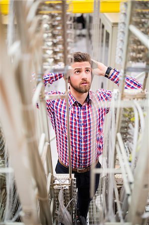 simsearch:6109-08690053,k - Technician getting stressed over server maintenance in server room Foto de stock - Sin royalties Premium, Código: 6109-08690127